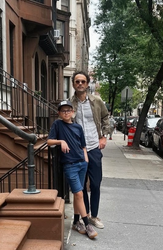 Walter och Sami Olsson-Framåt står tillsammans på en trottoar.